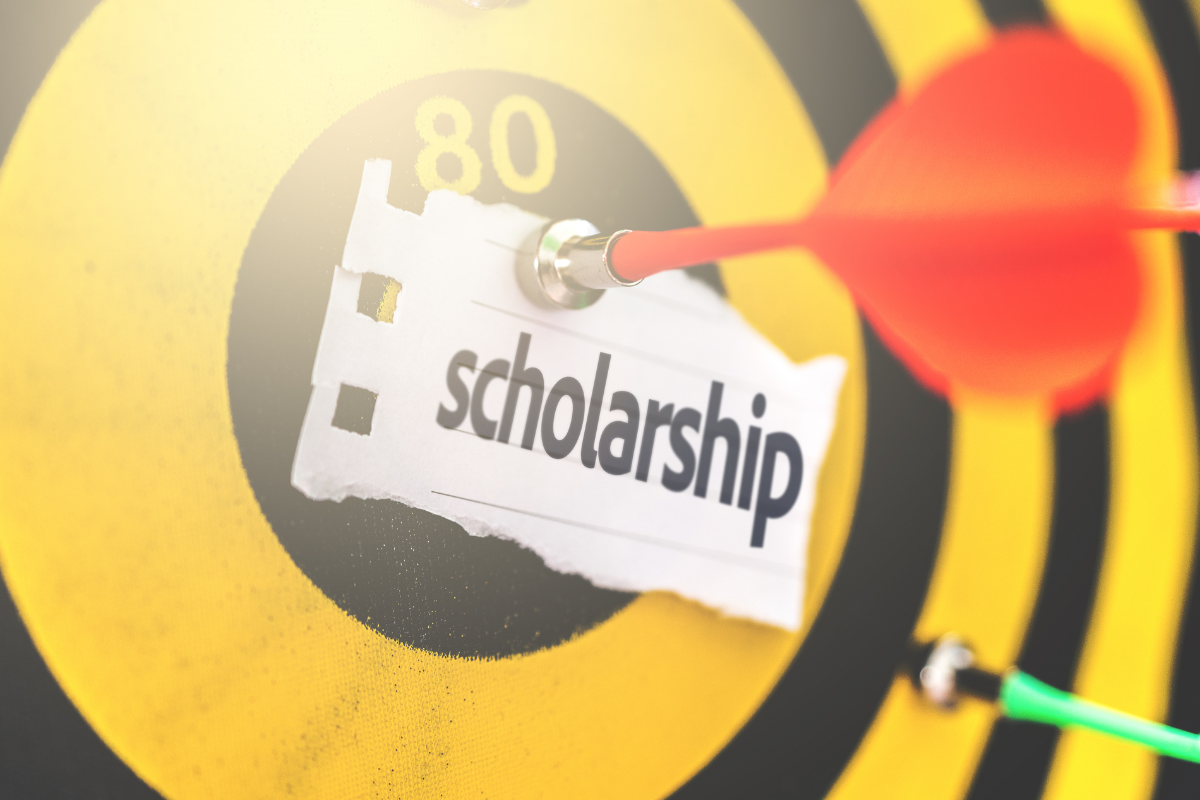 Five Reasons College Students Should Apply For Scholarships All Four Years They Attend