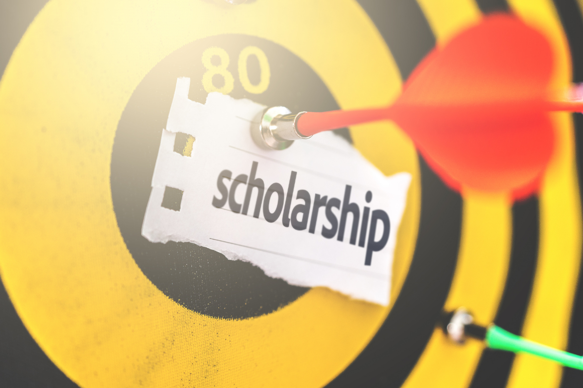 five-reasons-college-students-should-apply-for-scholarships-all-four